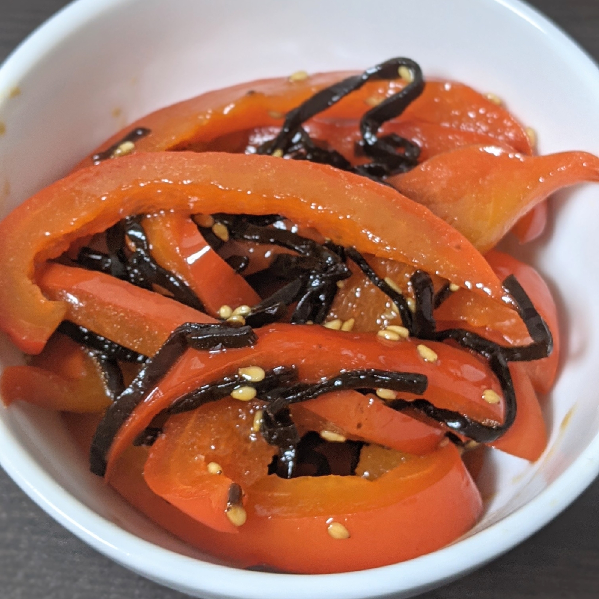 【お弁当のおかず】赤パプリカの塩昆布和え