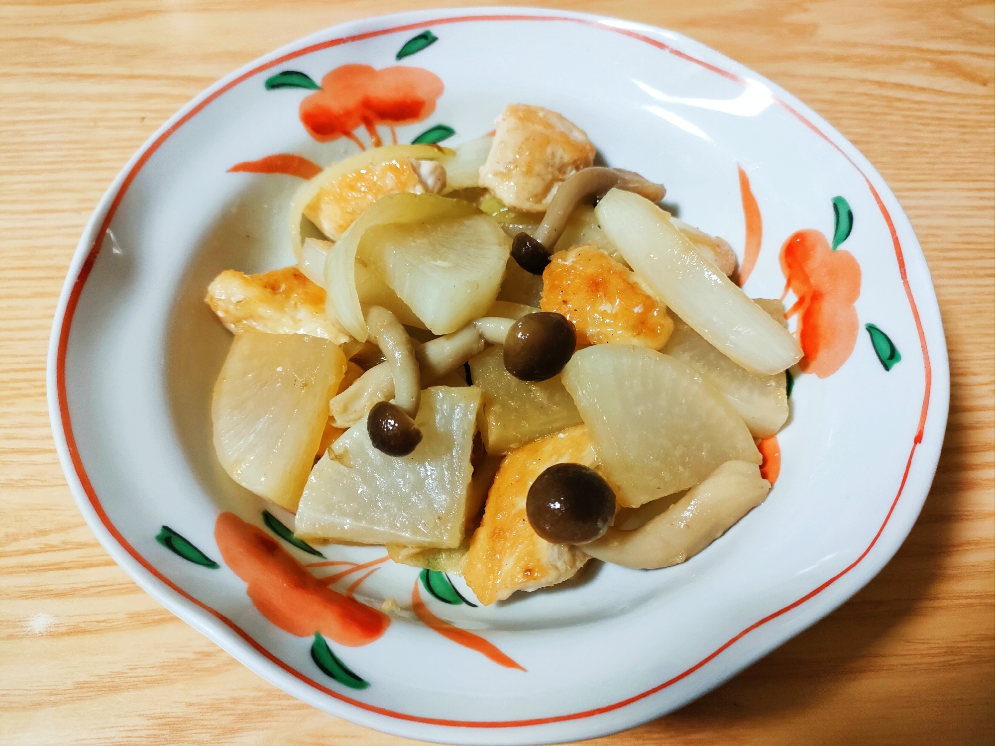 鶏むね肉と大根玉ねぎしめじの生姜炒め