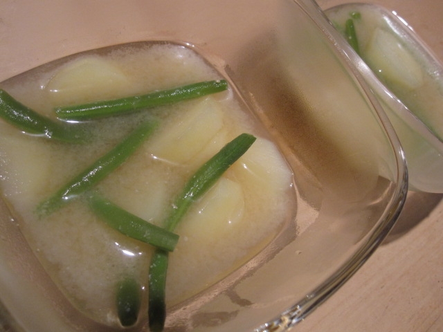 さやいんげんとじゃがいもの味噌汁