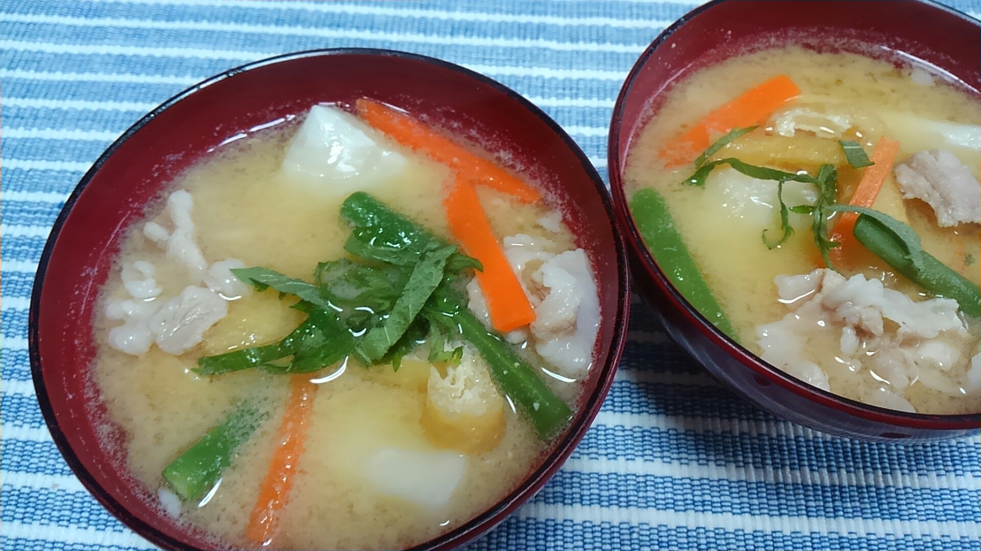 味噌仕立て☆豚肉といんげんと油揚げと人参の雑煮