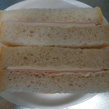 パストラミビーフとタルタルソースのサンドイッチ
