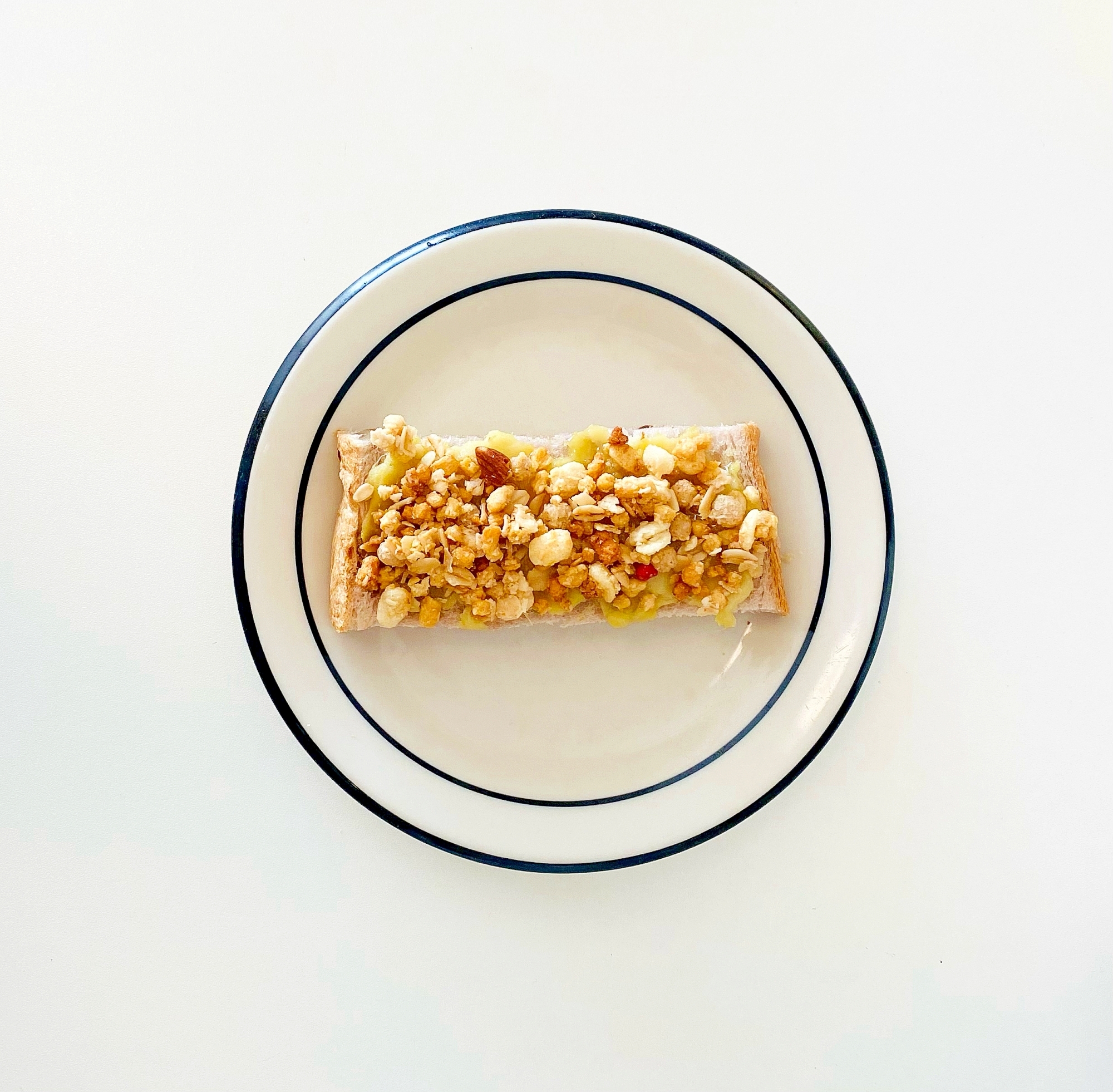 シリアルとジャムのトースト