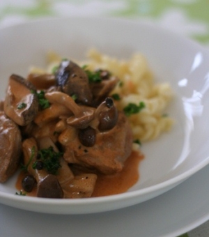 パプリカ風味の鶏肉とキノコの洋風雑煮。