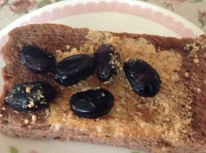 黒糖食パンで作ってみました♡
黒豆ときな粉は大好きな組み合わせです♪♪和風スイーツ好きには、たまりません〜♡とっても美味しかったです(*^◯^*)旨旨ごち様〜♡