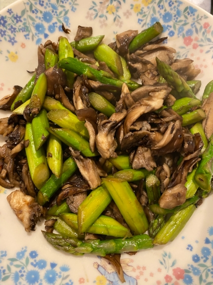 舞茸とアスパラの塩バター炒め（お弁当にも）