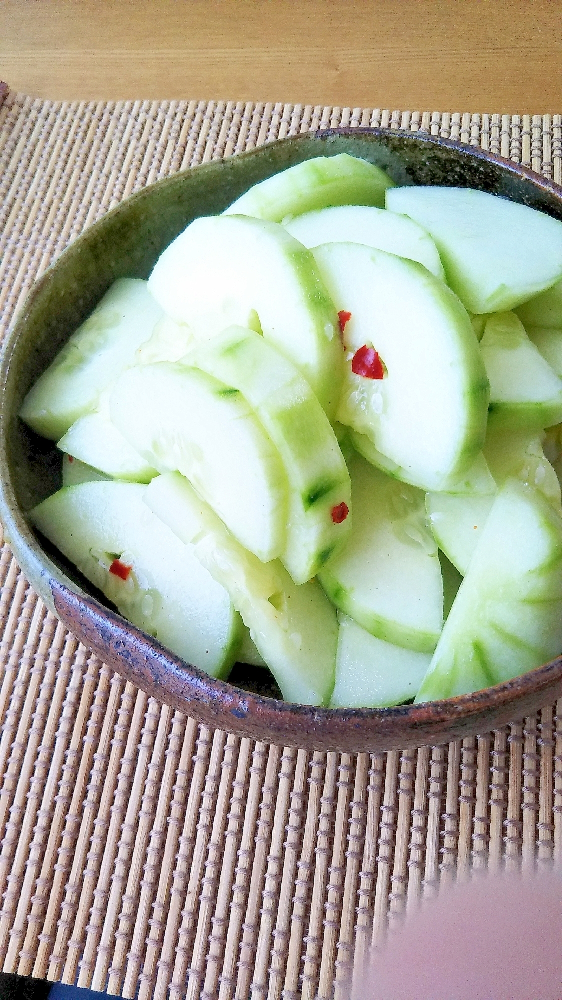 器に盛られた加賀太きゅうりの浅漬け