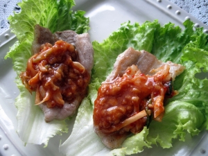 白い角皿に盛り付けられた酒粕ダレのサムギョプサル