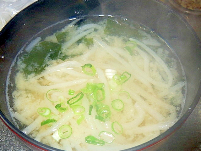 わかめともやしとネギのお味噌汁。