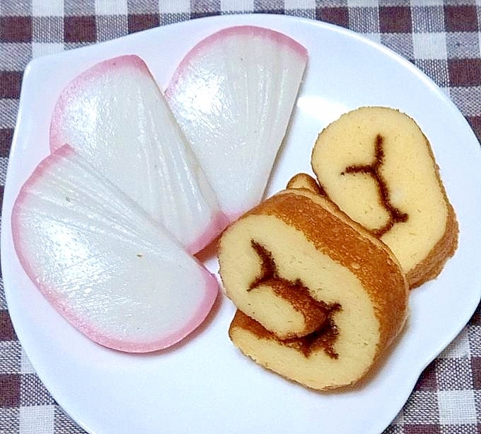 玉子焼き器を使って焼くはんぺん入り伊達巻