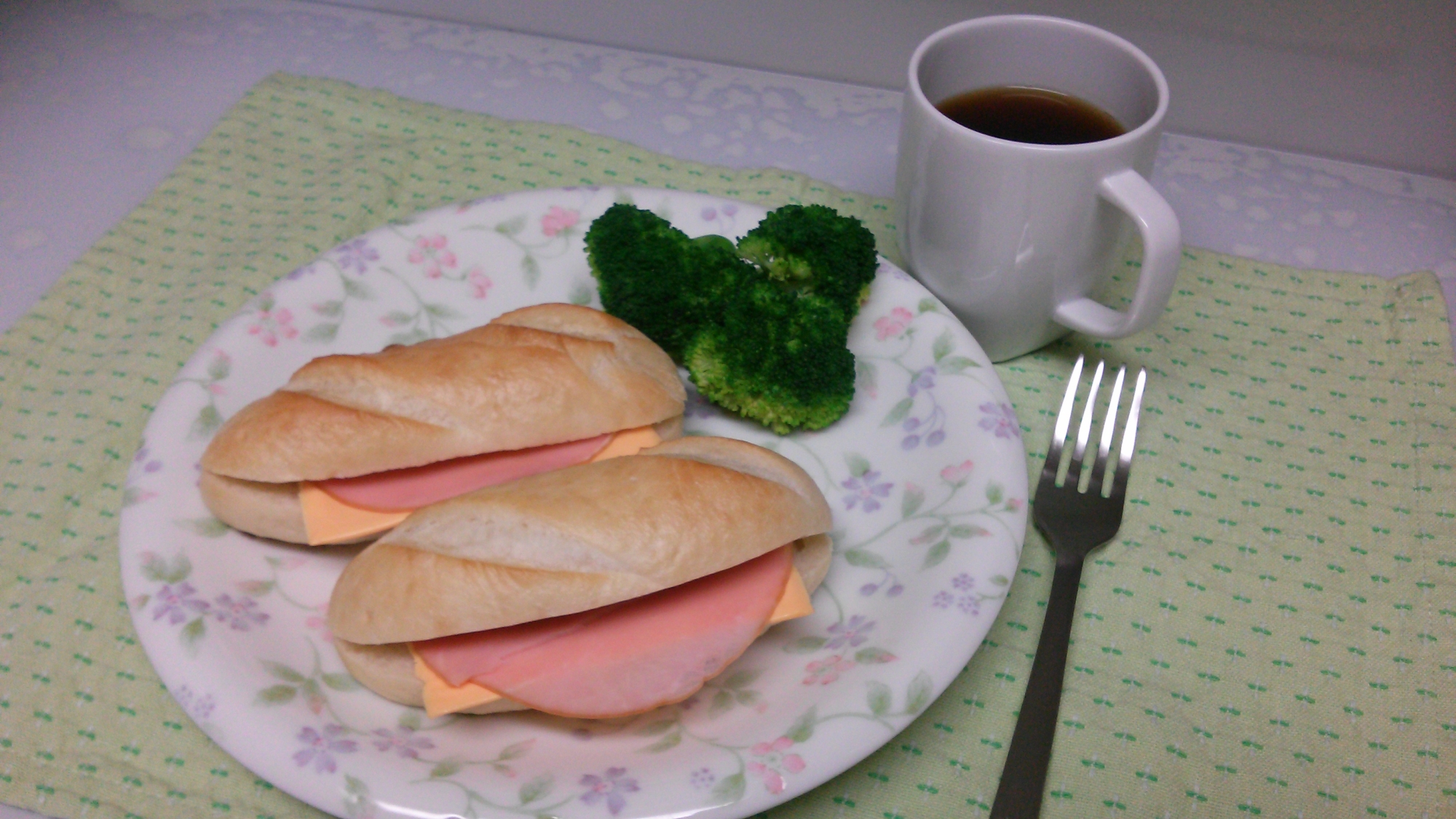 朝ごはんにプチパン♪ハムチーズホットサンドイッチ♪