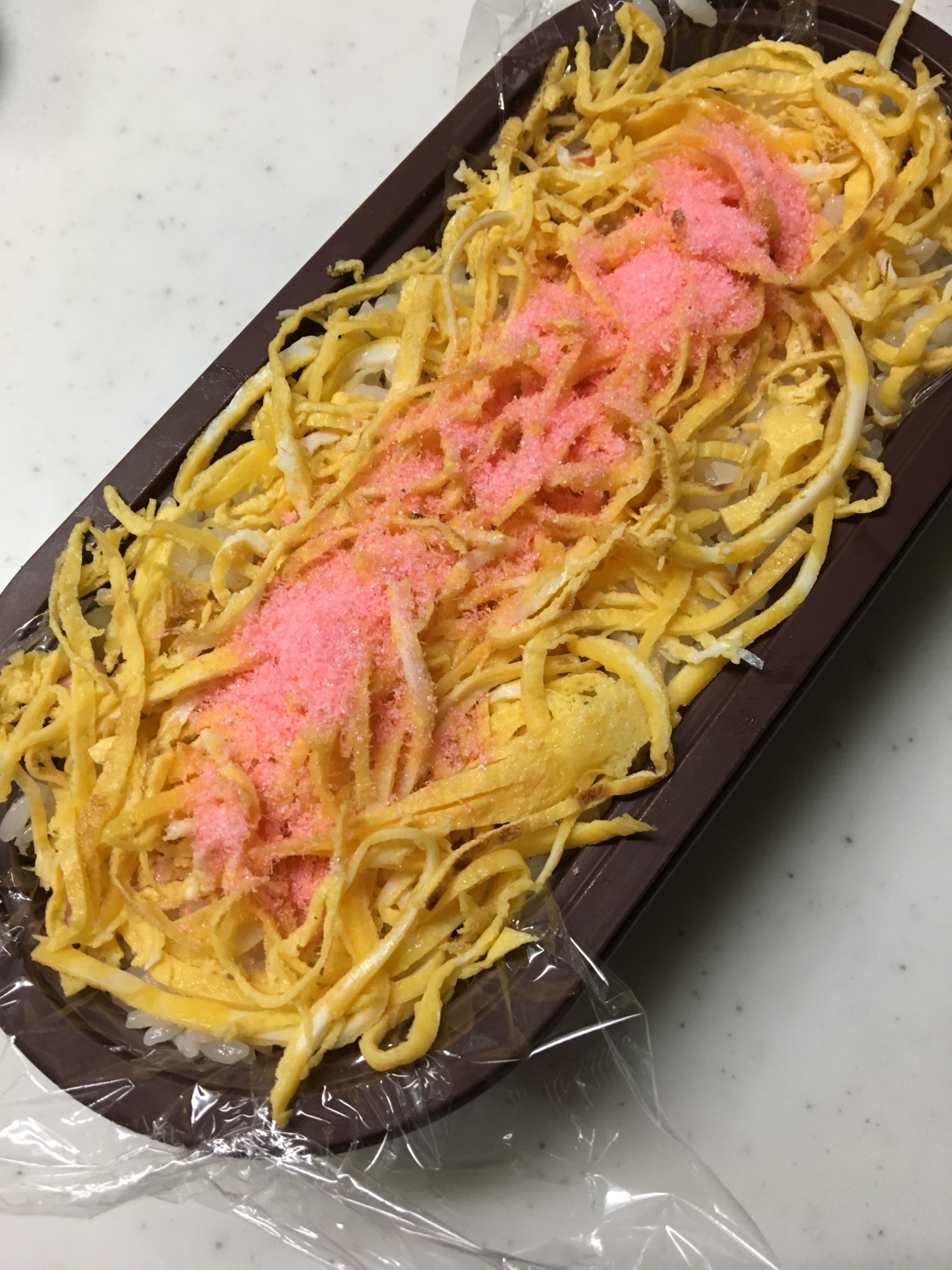 お弁当に(*^^*)錦糸卵と桜でんぶのご飯☆