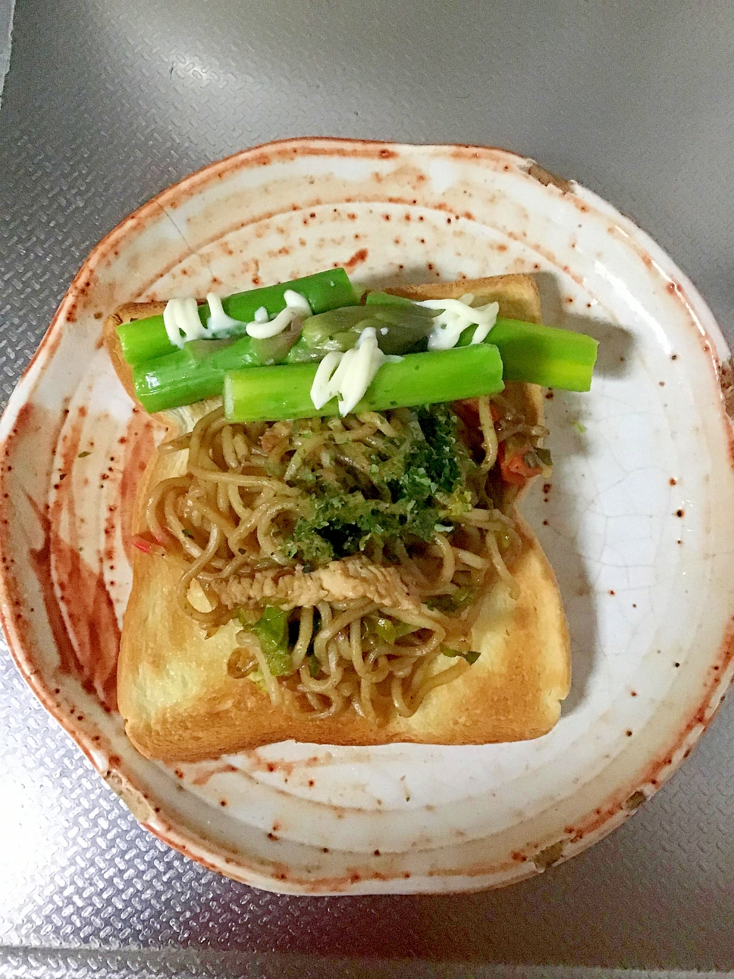 アスパラも一緒に焼きそばパン。