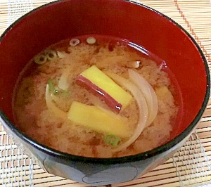 ほっくほくっ♪さつまいもとたまねぎのみそ汁