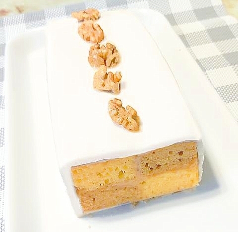 白い皿に盛り付けたバッテンバーグケーキ