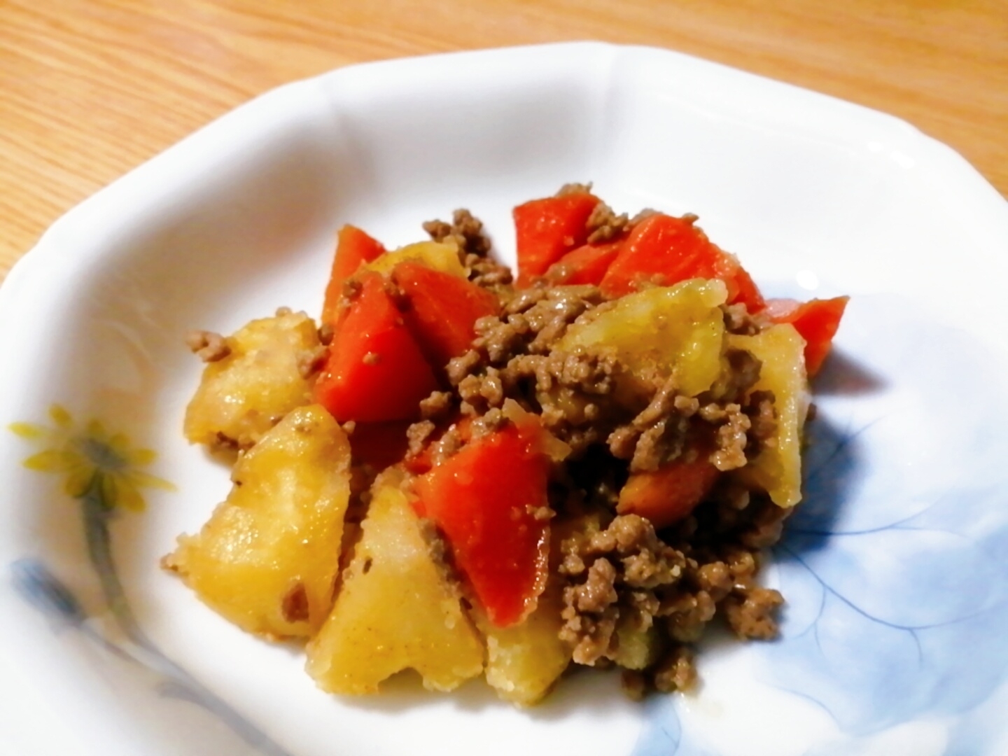 じゃがいもと人参と合い挽き肉のカレー風味煮