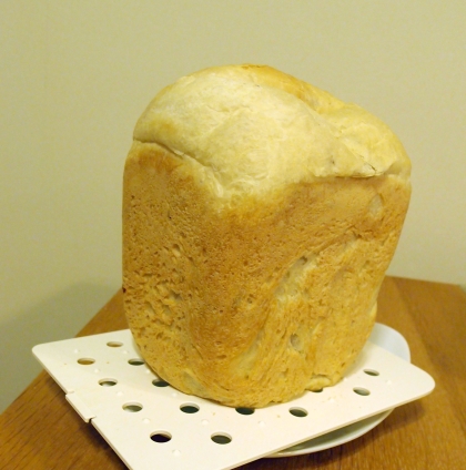 取り出す時に失敗して、少し凹んでしまいましたが、早焼きでふんわりと美味しい食パンができました
レシピ有難うございます