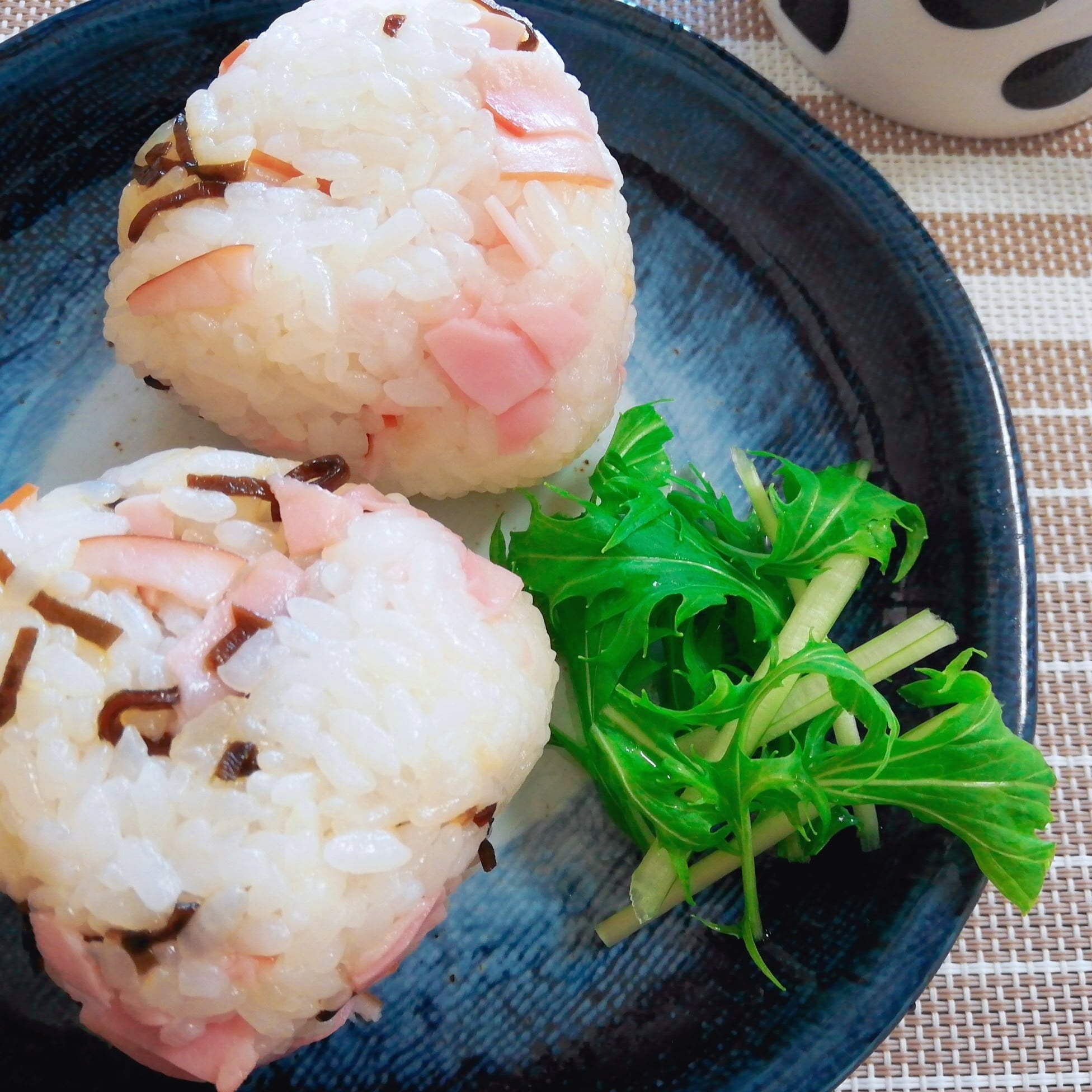 朝ごはん＊ハムと塩こんぶおにぎり＊