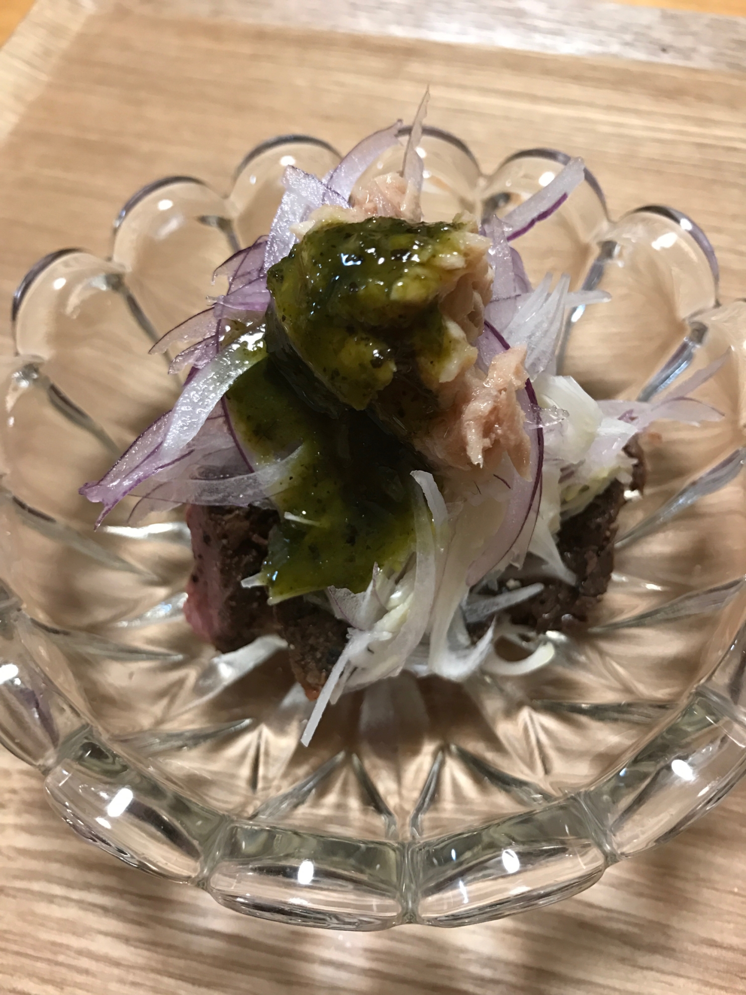 ツナバジルマヨの紫玉ねぎのせローストビーフサラダ