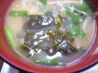 寝虎太郎さんと同じく、冷凍ニラ組のmegmakoでーす♪　ちょっとニラが入るだけで、お味噌汁の味がめっちゃおいしくなって大好きですぅ～♪あげがなくてすいません！