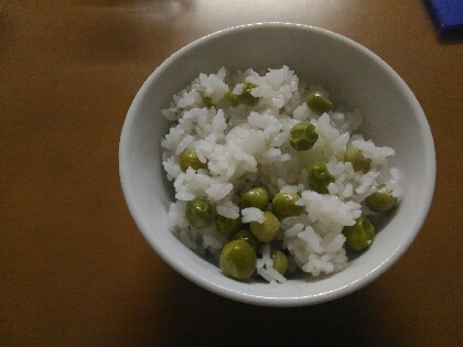 土鍋が使えないので、ル・クルーゼで炊きました。
豆の緑がきれいです。
美味しすぎて、おかわりしちゃいました(^-^;