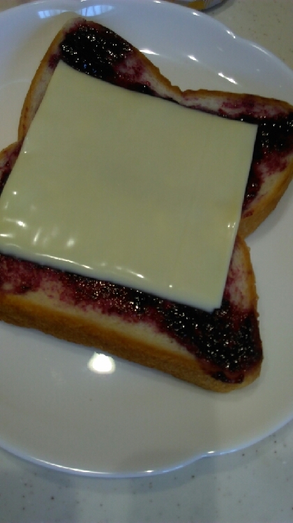 ブルーベリージャムとチーズのトースト