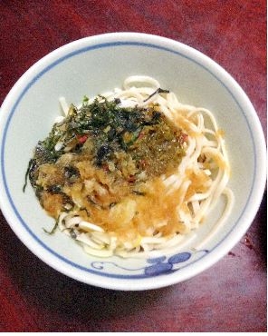 メカブおろしのぶっかけタヌキうどん【冷や】