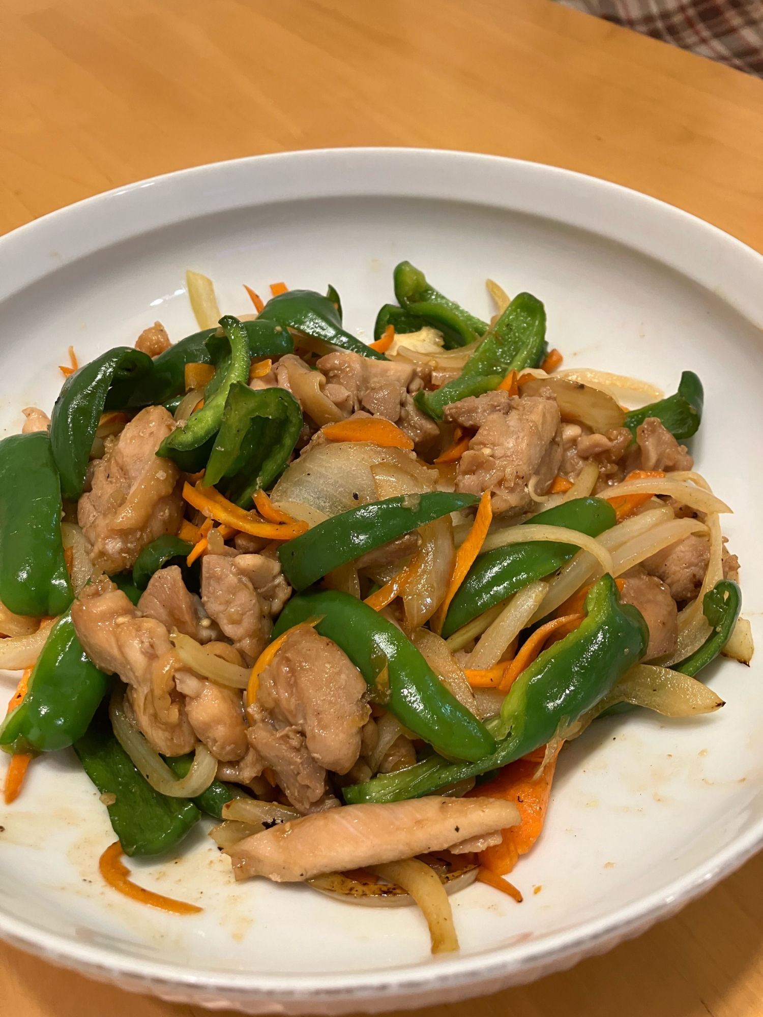 鶏もも肉にしっかり味が付いた野菜たっぷり料理！
