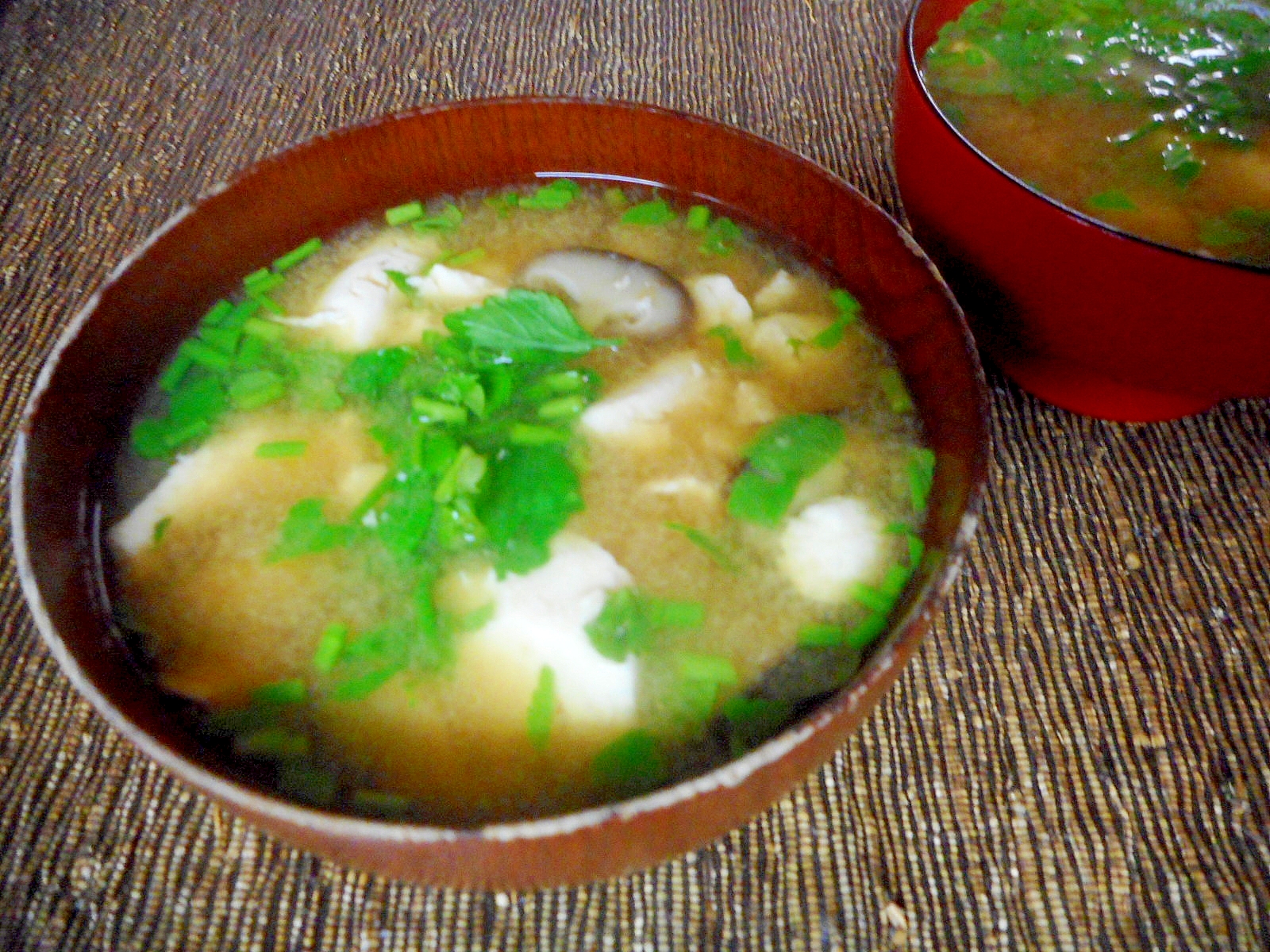 セリと豆腐とシイタケの味噌汁