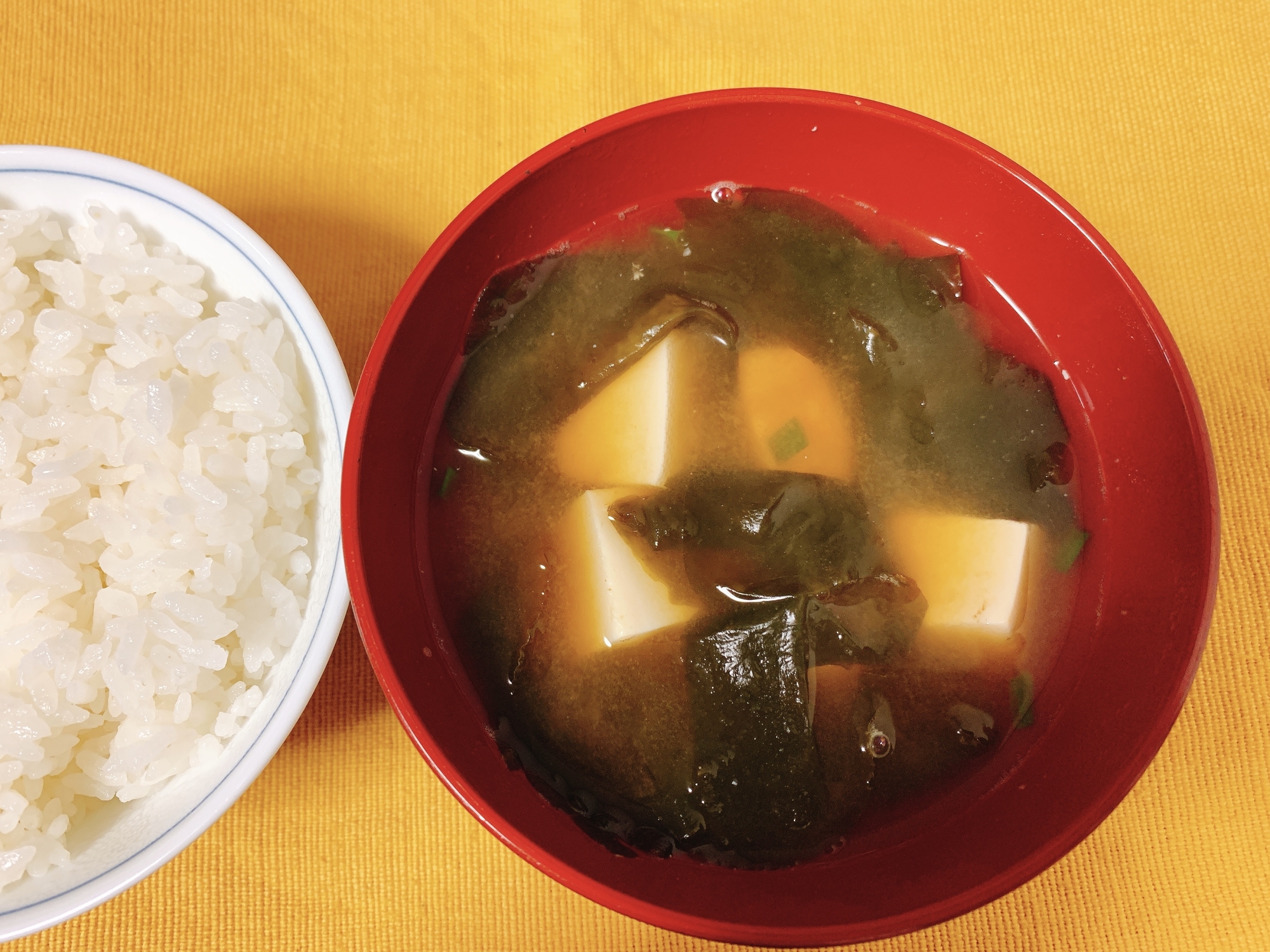 ほぼ5分で完成♪豆腐とわかめの味噌汁