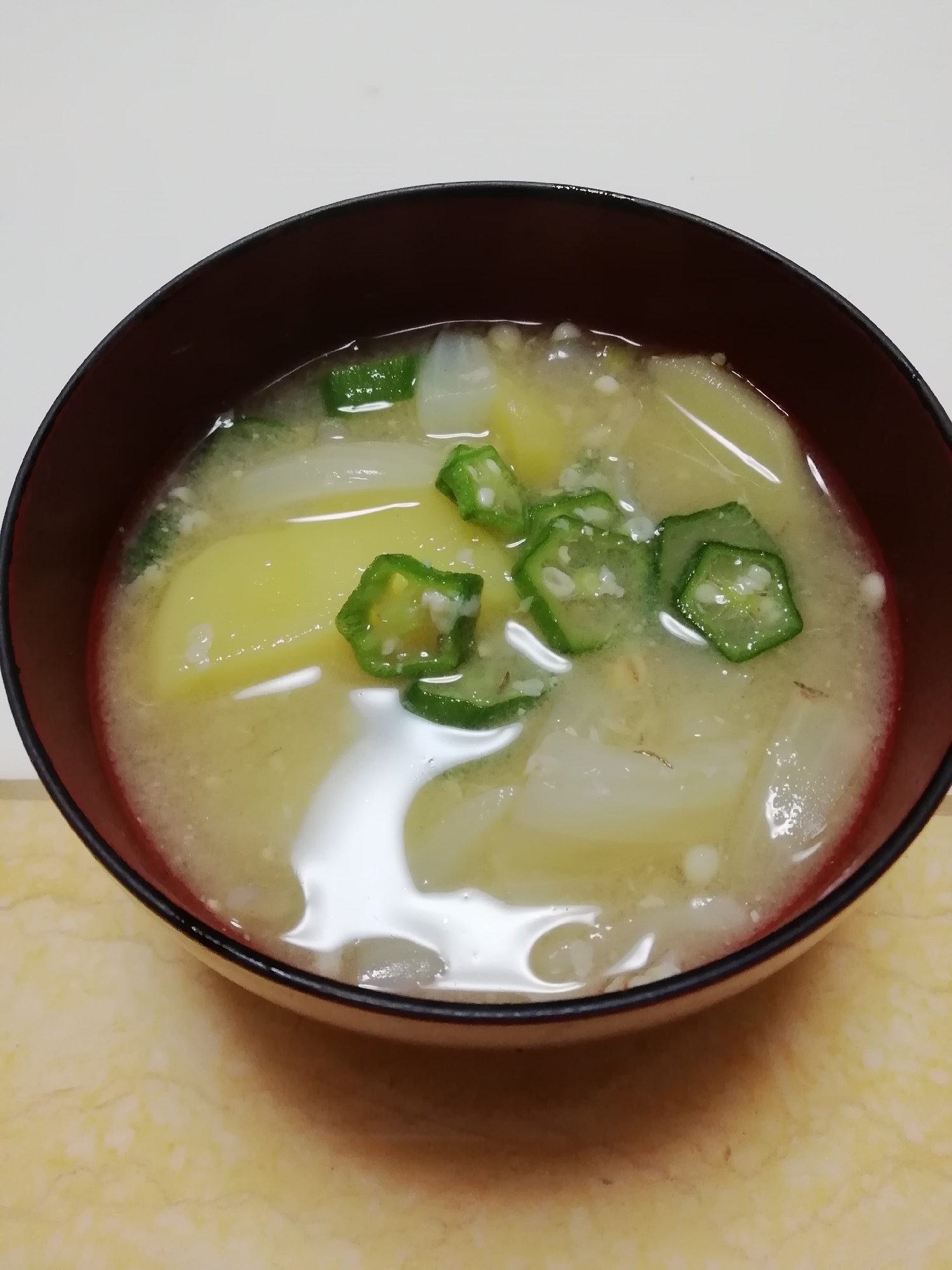 じゃがいもと玉葱とオクラの麦味噌汁