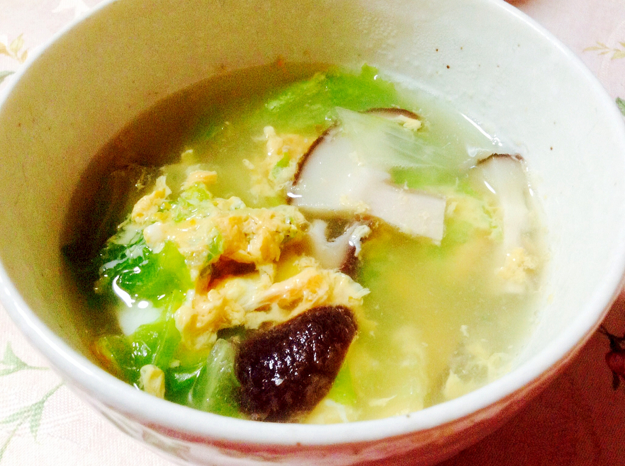 鶏ガラスープで❤︎簡単❤︎白菜と椎茸と卵のスープ