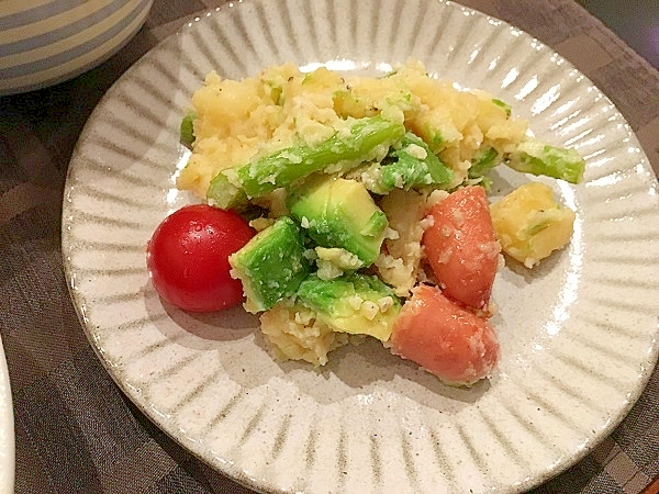 アボカドのホットポテトサラダ