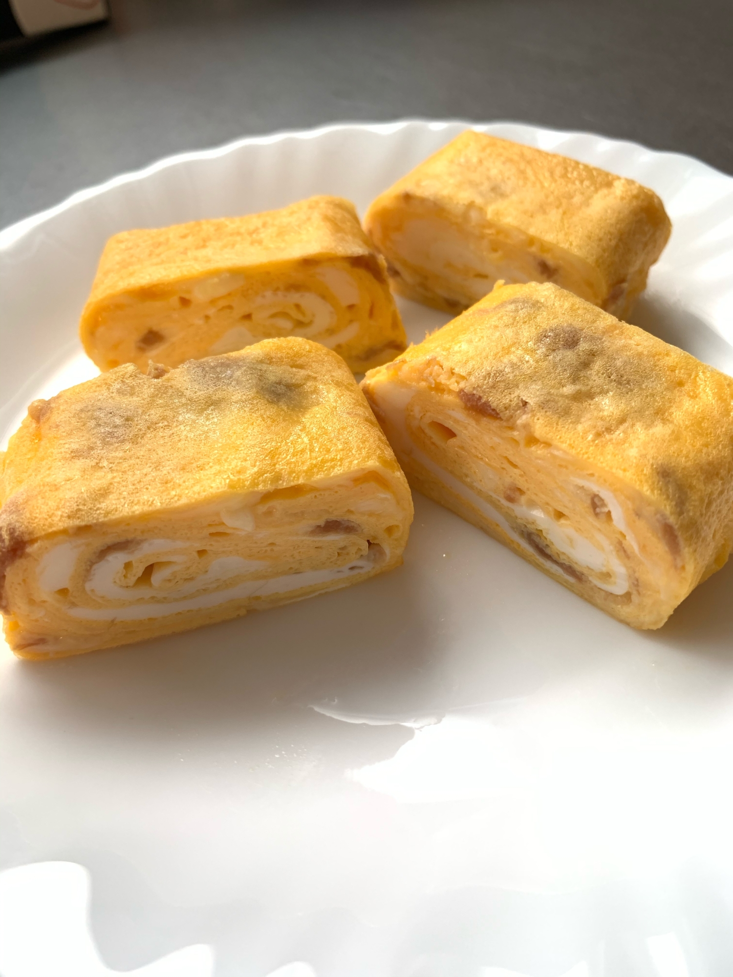 ☆お弁当☆簡単 梅とチーズの卵焼き