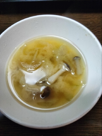 しめじとたまねぎの味噌汁（昆布だし）