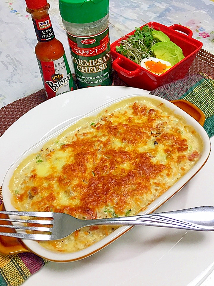 白い皿に盛られたしらたきご飯のチーズドリア