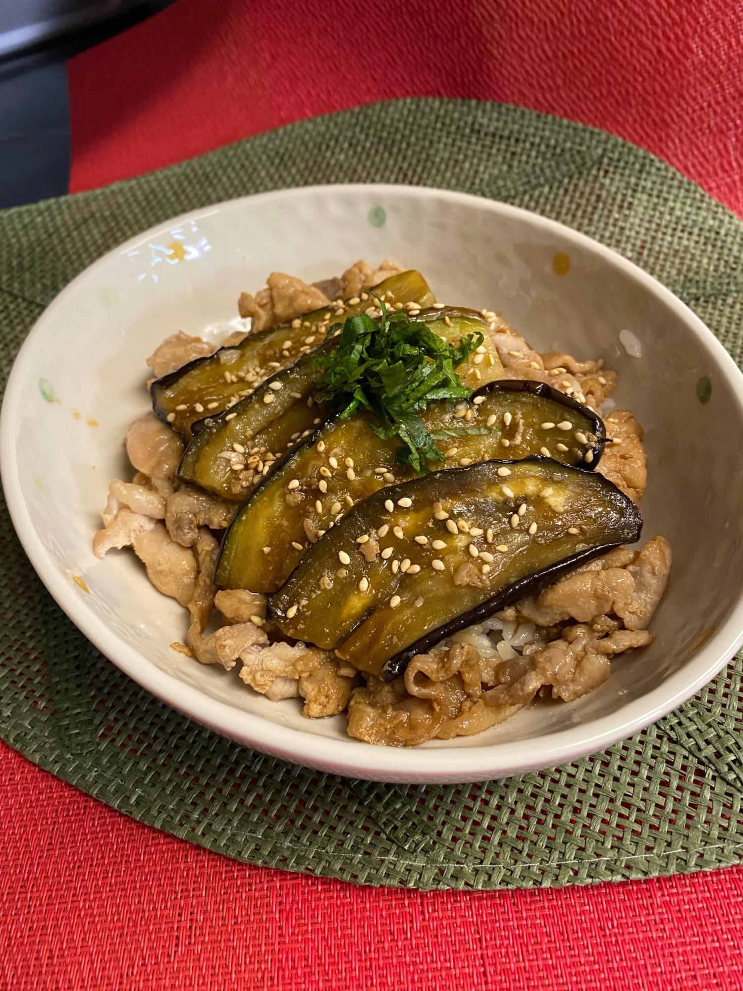 ペロッと完食❣️ナスと豚こま肉の甘辛丼