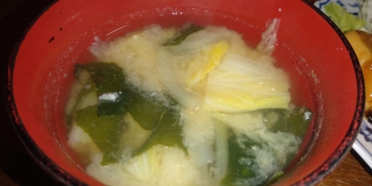 白菜とわかめとたまねぎの味噌汁