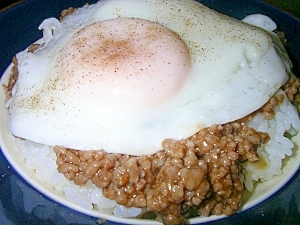 そぼろで「なんちゃってロコモコ丼」