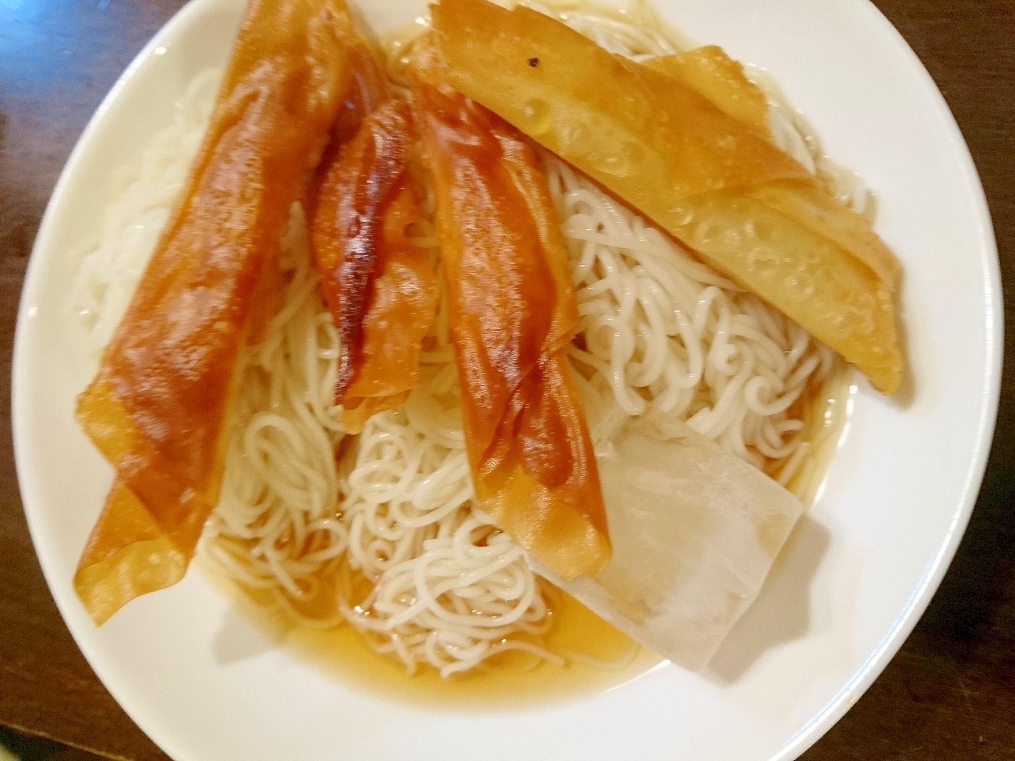 ワンタンの皮でパリパリチップのせ素麺