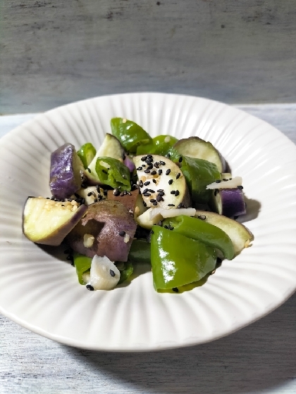 きょうはこちら♬頂き物の秋茄子で美味しい蒸し煮出来ました✨油を使わずヘルシーでいいですね♪素敵レシピ感謝(*´ｪ`*)