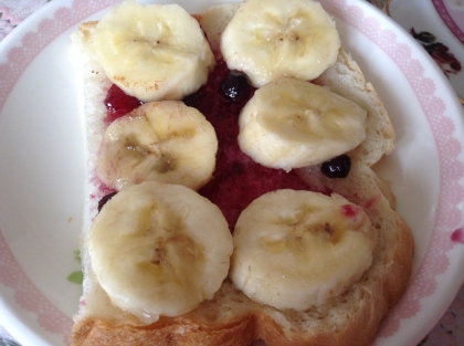 こちらは昨日の朝食に♡ブルーベリージャムとバナナの組み合わせは大好きだよぉ♪甘酸っぱくて、とっても美味しかったですっ♪ごち様でした(^O^)／