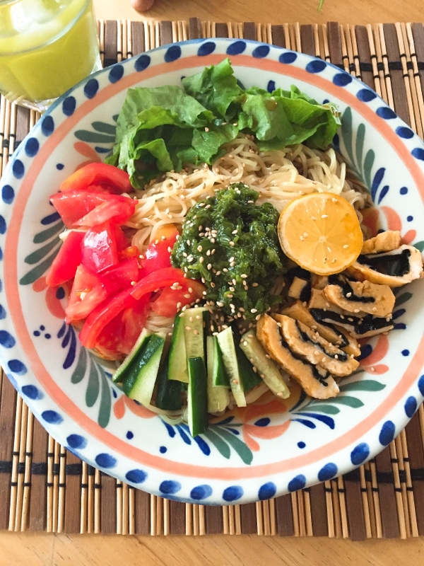 模様が入った丸皿に盛られた野菜たっぷり冷やし中華