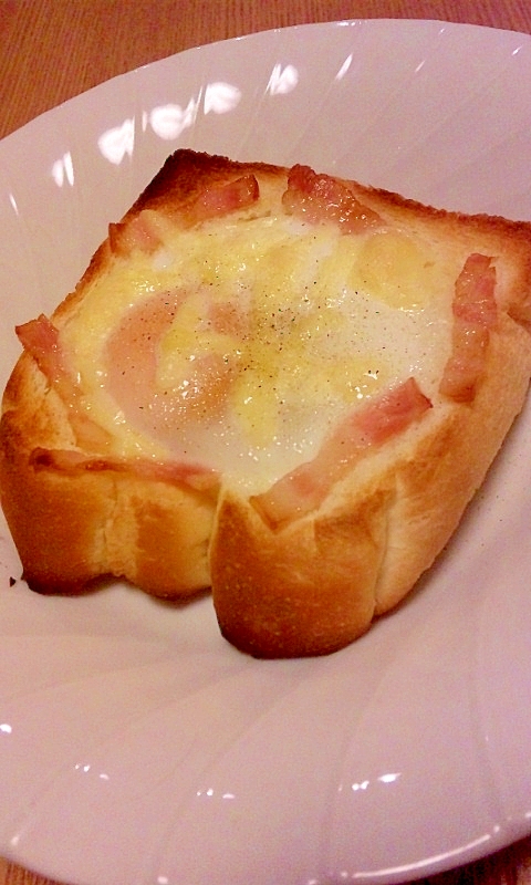 卵とベーコン、チーズのトースト