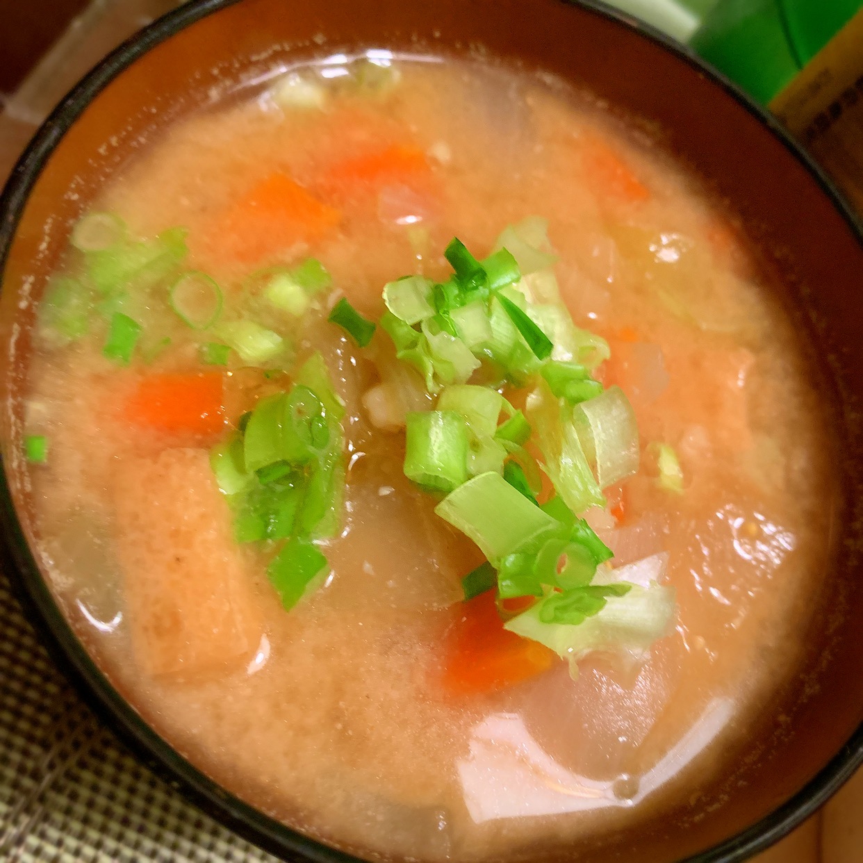 皮まで愛する大麦と野菜とお揚げの具沢山お味噌汁