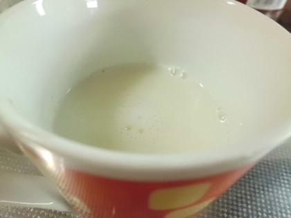 手作り練乳で、早速ミルキーな烏龍茶を。
この烏龍茶、梨山茶という台湾のお土産なのですが、お茶の色が緑茶っぽいので、こんな感じになってます。＾＾