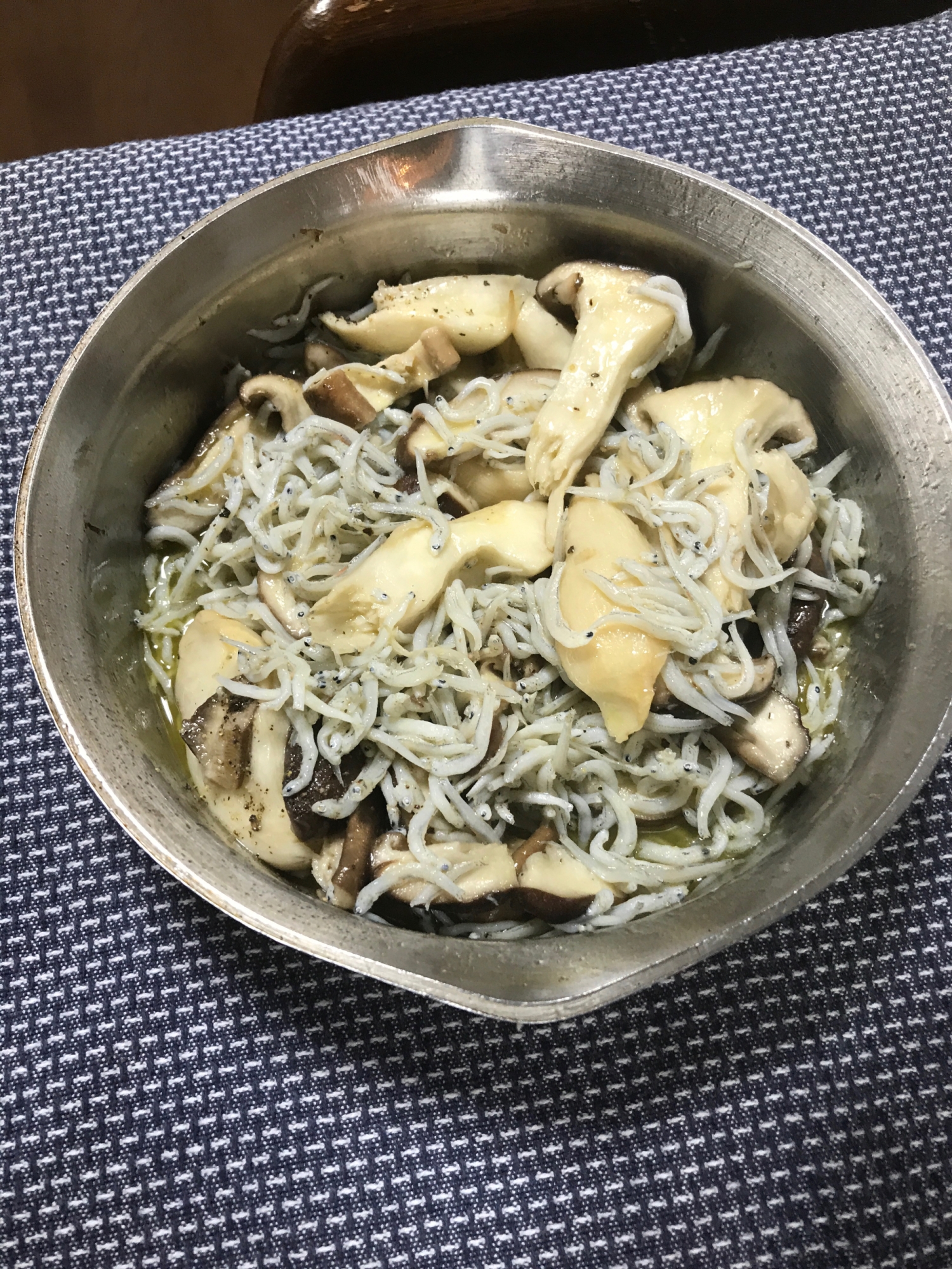 シラスとキノコのアヒージョ