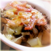 チーズとベーコンの塩気だけで味付けは不要ですね！
旨味エキスがじゅゎ～❤
後半は　下に忍ばせたお餅に
美味しさ全て絡めて、きれいに完食( ´ސު｀)大満足ೡ