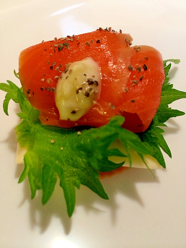 チーズとスモークサーモンの山葵マヨ カナッペ