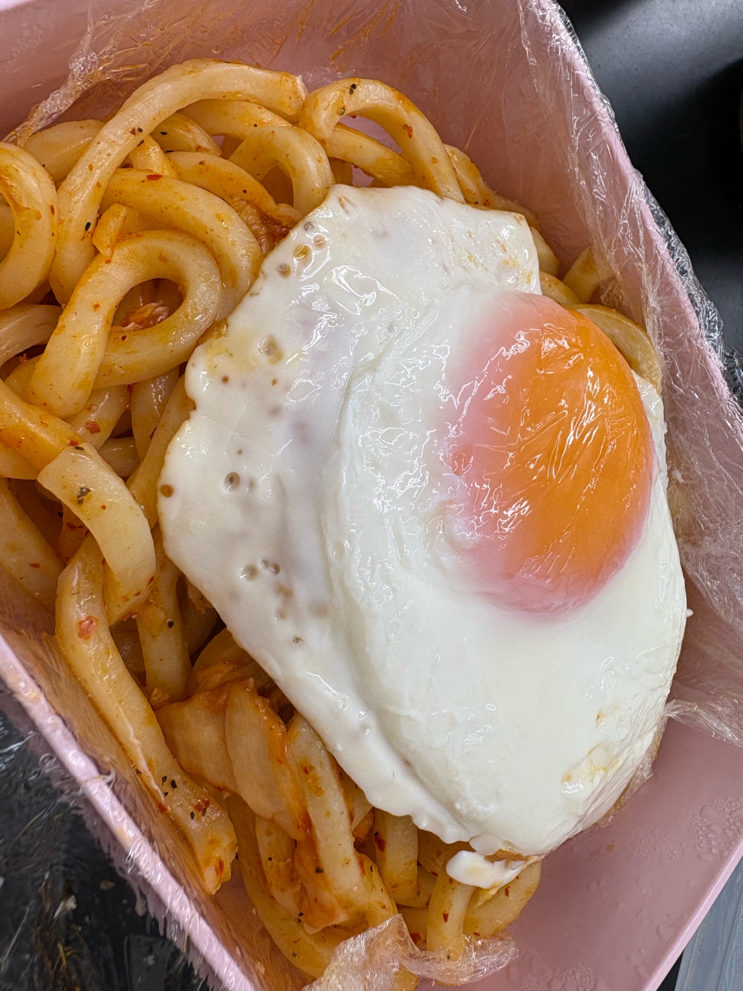 目玉焼きのせキムチ焼きうどん