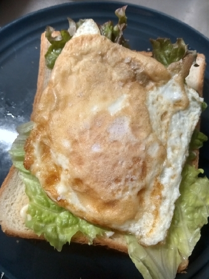 ♡目玉焼きとベーコンとレタスのオープンサンド♡